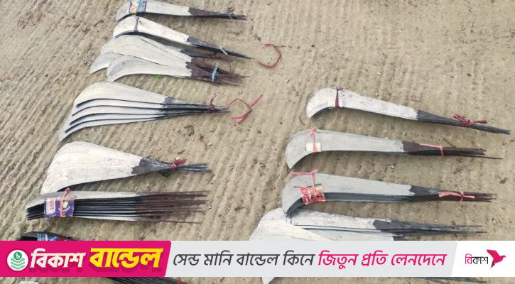 খাগড়াছড়ির সংঘর্ষে ব্যবহারের জন্য নেওয়ার পথে ১০০ ধারালো অস্ত্র উদ্ধার
